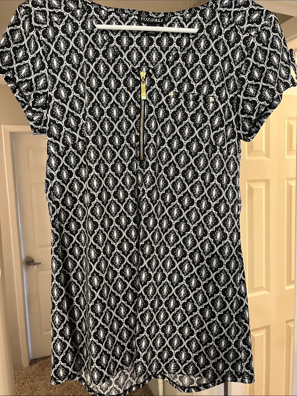 Roz & Ali Black and White Short Sleeve Printed Blouse with Zip